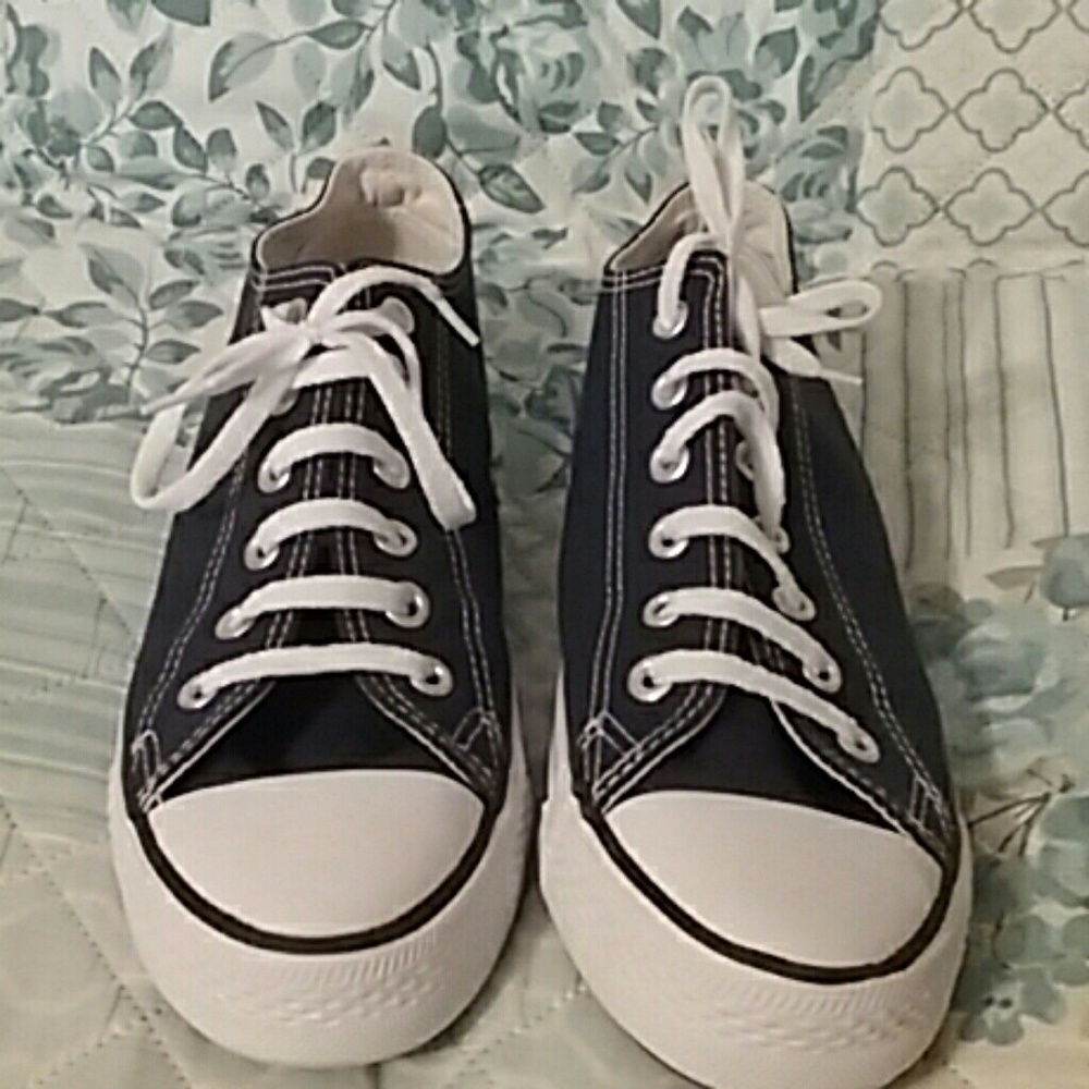 Brand new navy all star converse size 7 men 8 1/2